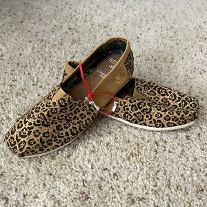 NWOT Jaguar print TOMS